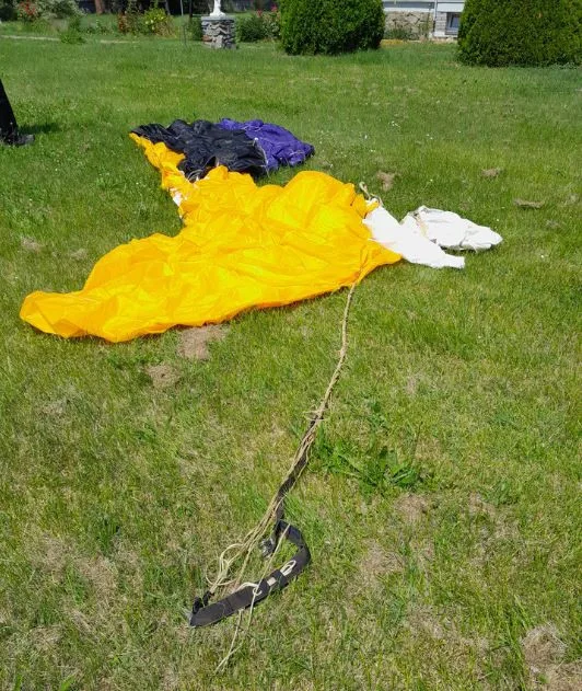 Na zahradě mi přistál přistál padák bez parašutisty, řekl muž strážníkům