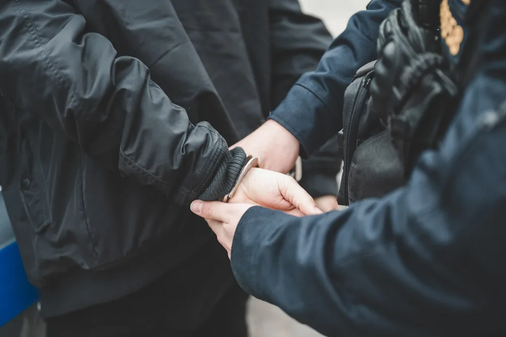 Na bývalou přítelkyni vytáhl nůž. Agresora zastavila až policie