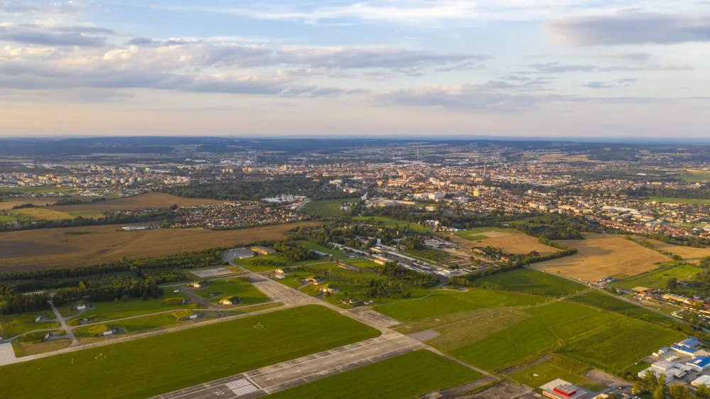 Areál letiště. Parkoviště vzniká podél silnice E55, která je na fotografii vpravo. Foto: Jihočeské letiště České Budějovice
