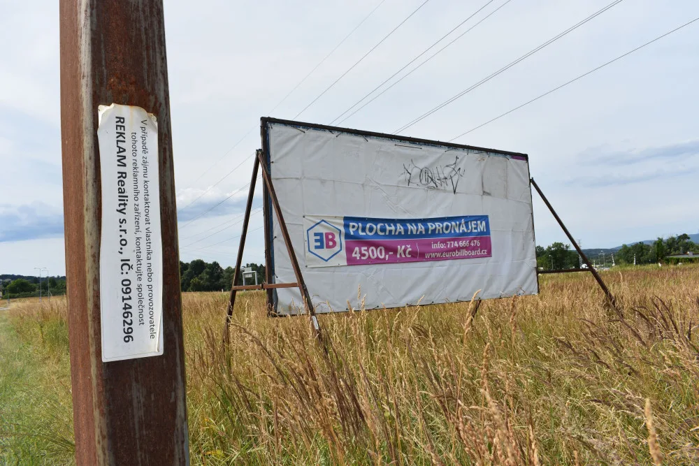 Plocha v Českých Budějovicích. Vlastníkem je podle štítku společnost REKLAM Reality, prostor na ní nabízí Eurobillboard.