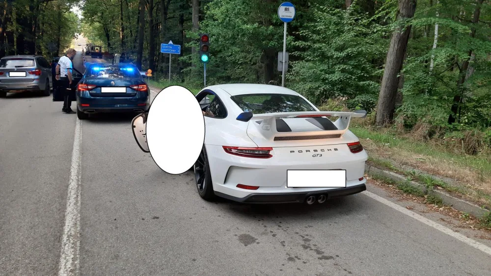 Porschem jel po dálnici 251 kilometrů v hodině. Ujet chtěl i policii