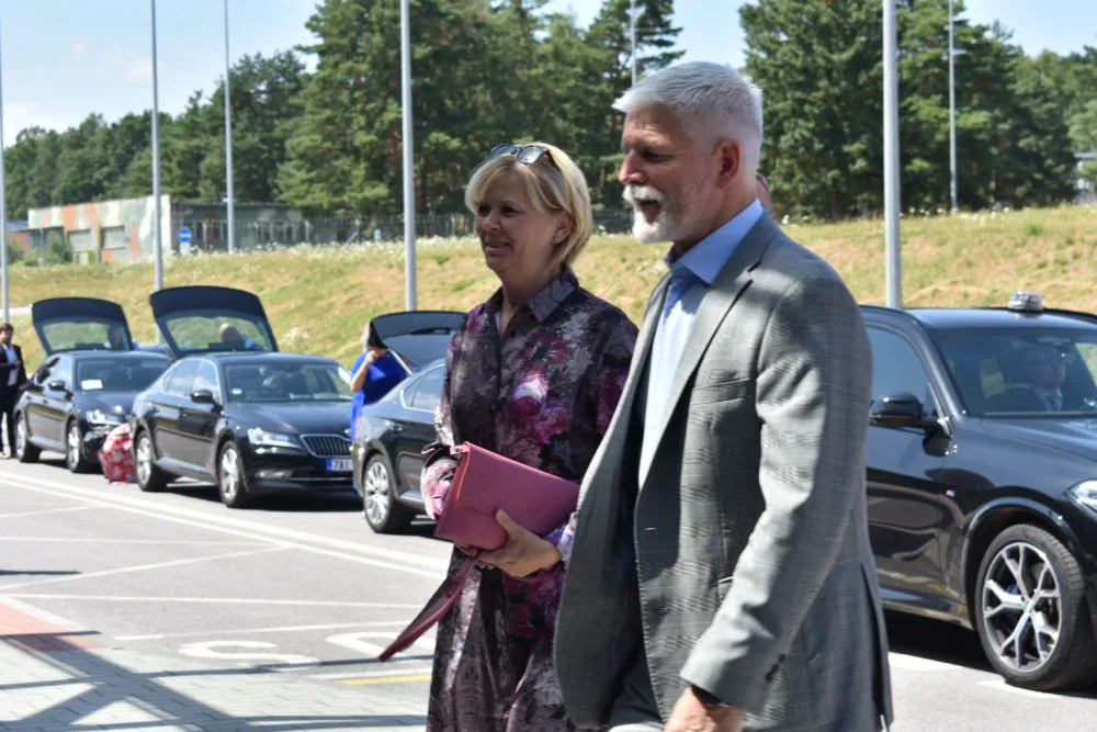 Prezident Petr Pavel na návštěvě Jihočeského kraje. Prohlédl si letiště a Hardthmutovu vilu