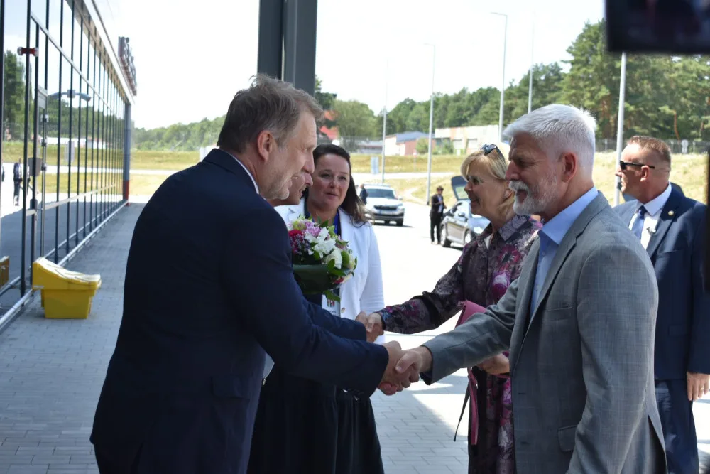 Prezident Petr Pavel na návštěvě Jihočeského kraje. Prohlédl si letiště a Hardthmutovu vilu