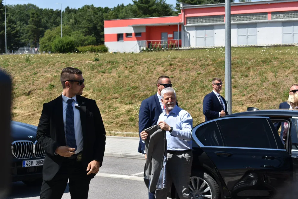 Prezident Petr Pavel na návštěvě Jihočeského kraje. Prohlédl si letiště a Hardthmutovu vilu