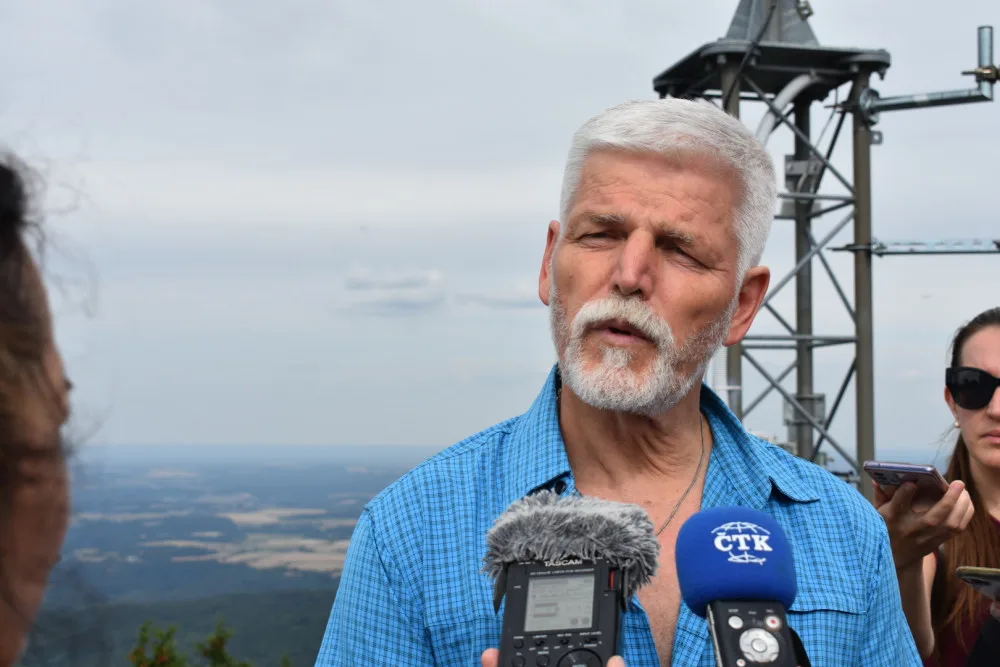 Prezident Petr Pavel mluvil s novináři na rozhledně vrcholu Kleť. Foto: Jakub Bartoš