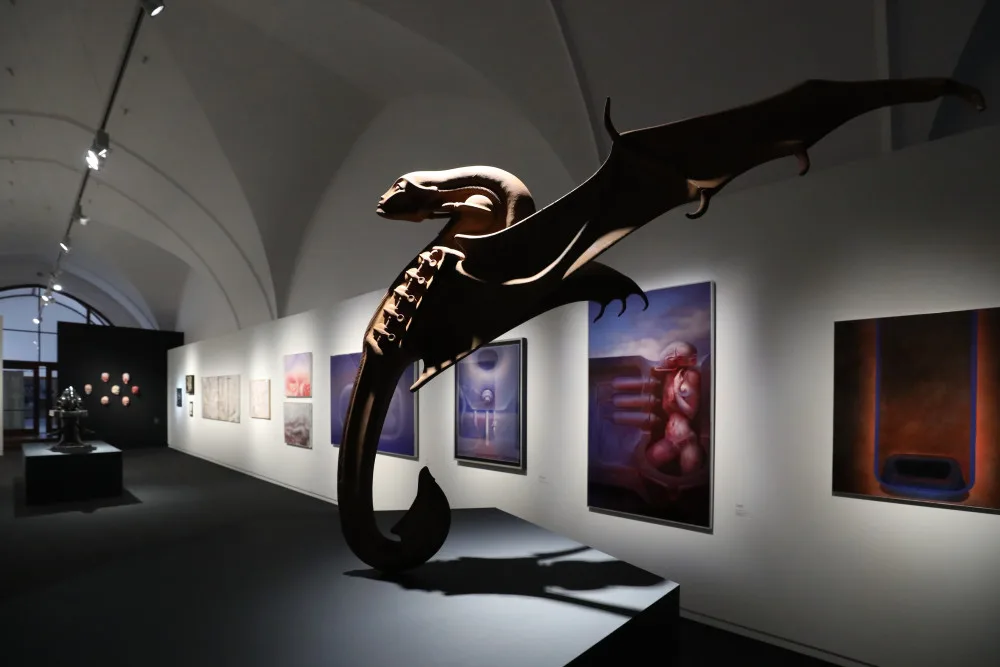 Alšova jihočeská galerie představuje na Hluboké tvorbu HR Gigera, autora Vetřelce.