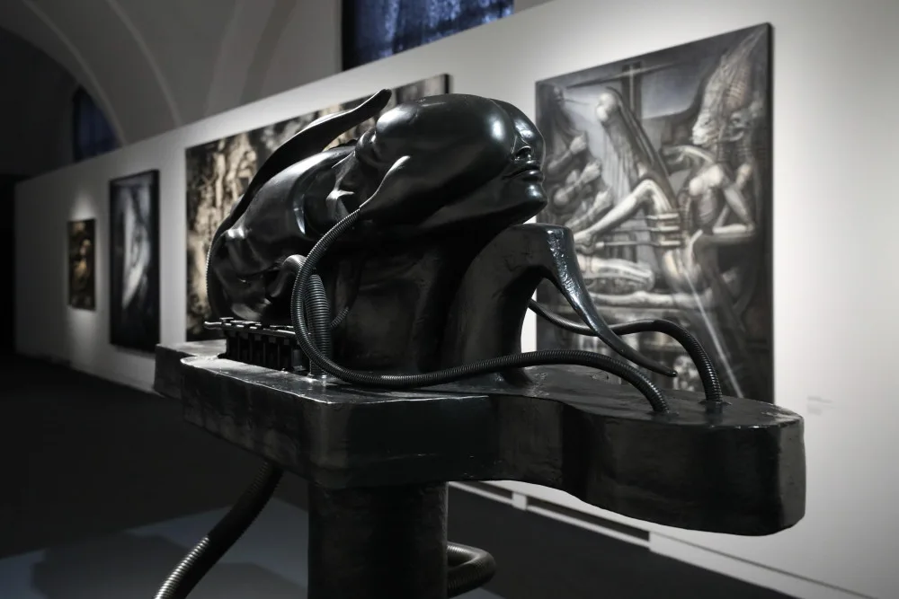 Alšova jihočeská galerie představuje na Hluboké tvorbu HR Gigera, autora Vetřelce.