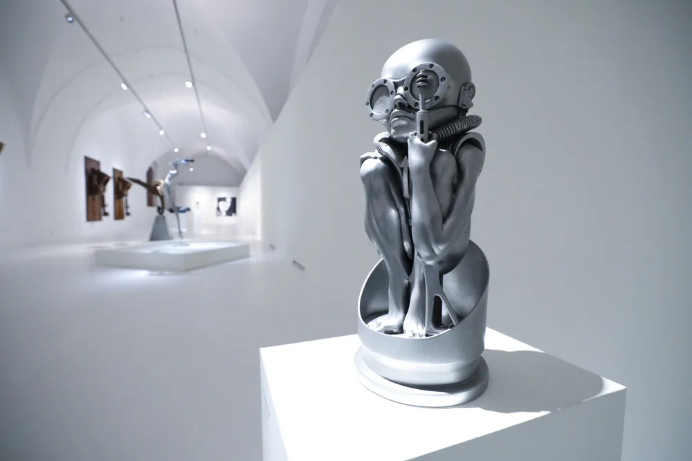 Alšova jihočeská galerie představuje na Hluboké tvorbu HR Gigera, autora Vetřelce.
