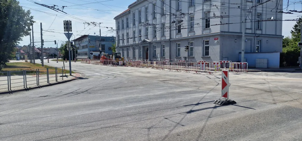 Uzavírku na Husově třídě řidiči nerespektují. Policie je musí na místě pokutovat