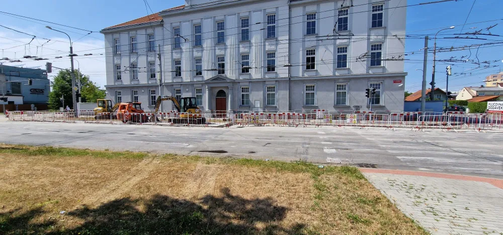 Uzavírku na Husově třídě řidiči nerespektují. Policie je musí na místě pokutovat