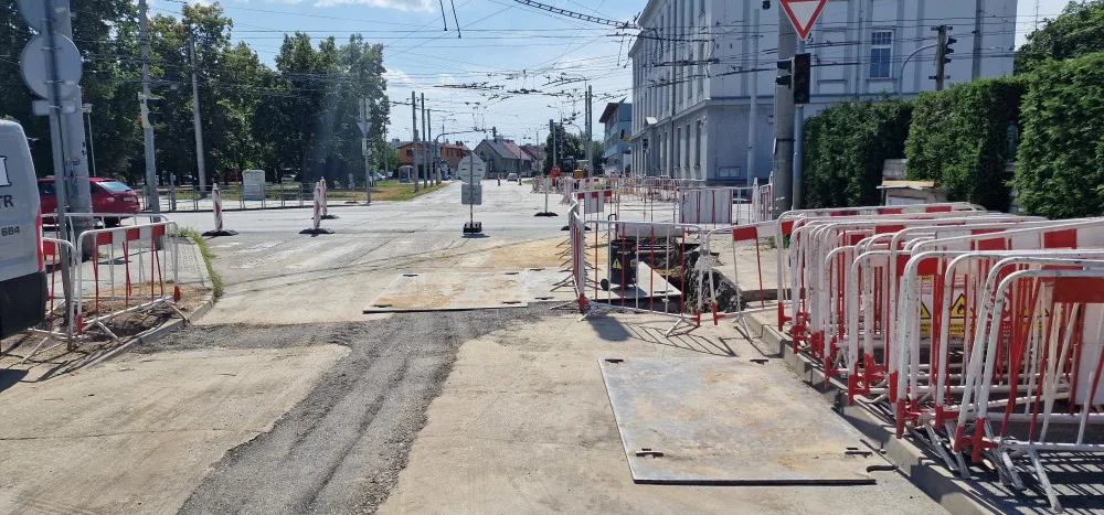 Uzavírku na Husově třídě řidiči nerespektují. Policie je musí na místě pokutovat