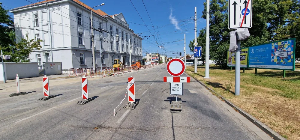 Uzavírku na Husově třídě řidiči nerespektují. Policie je musí na místě pokutovat