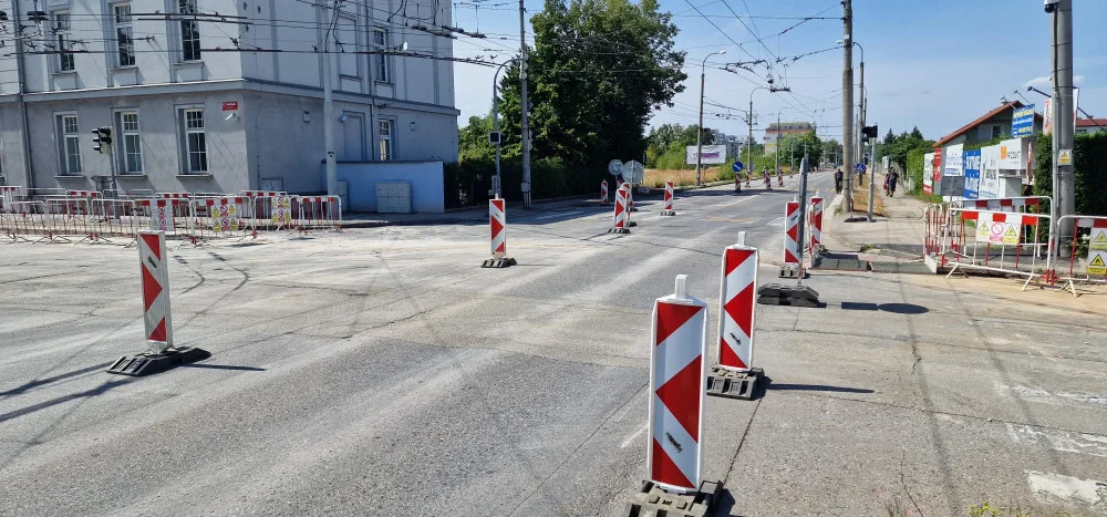 Uzavírku na Husově třídě řidiči nerespektují. Policie je musí na místě pokutovat