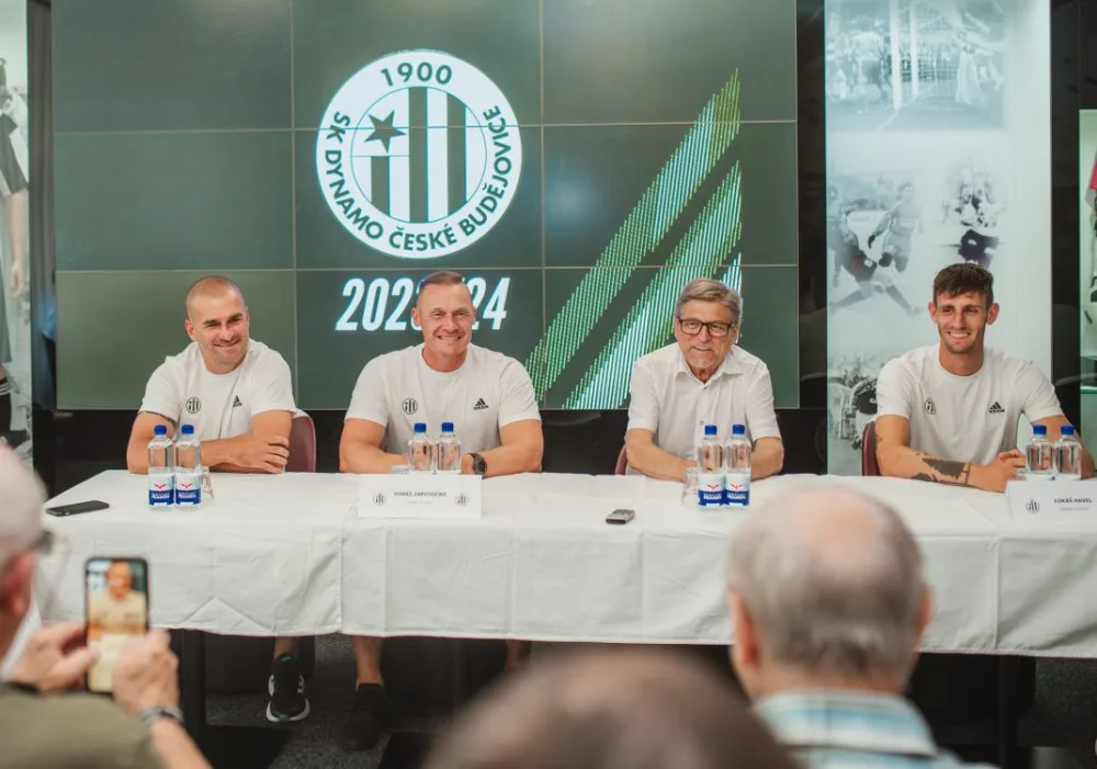 Tisková konference Dynama. Zleva: trenéři Marek Nikl a Tomáš Zápotočný, majitel klubu Vladimír Koubek, kapitán A-týmu Lukáš Havel.