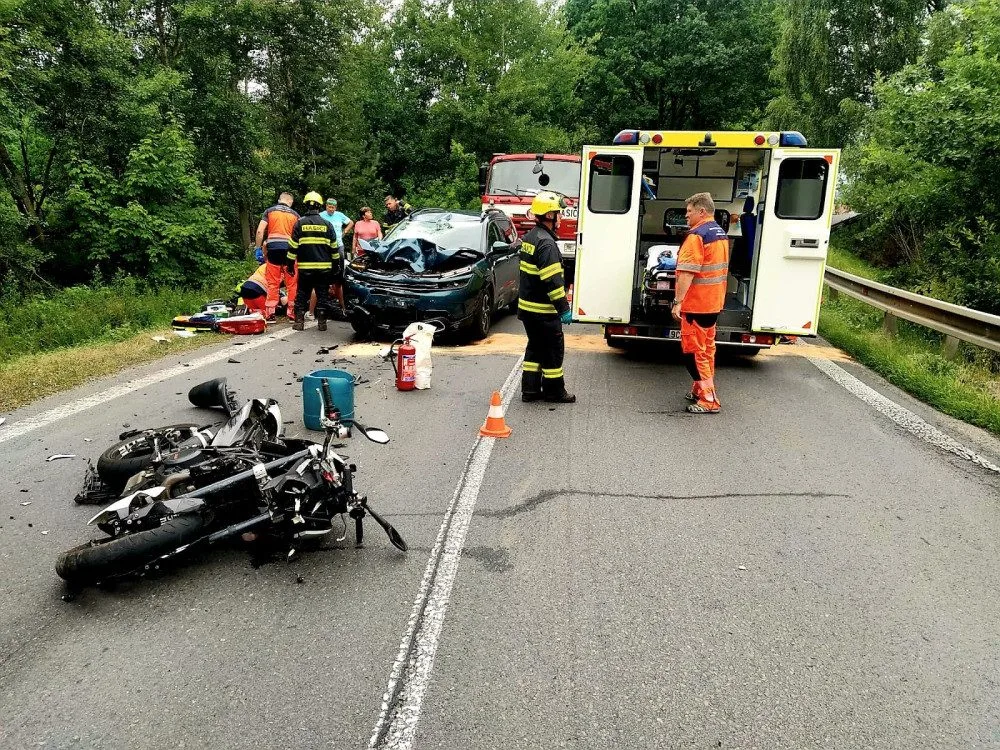 Vážná dopravní nehoda uzavřela silnici mezi Hněvkovem a Němčicemi na Strakonicku