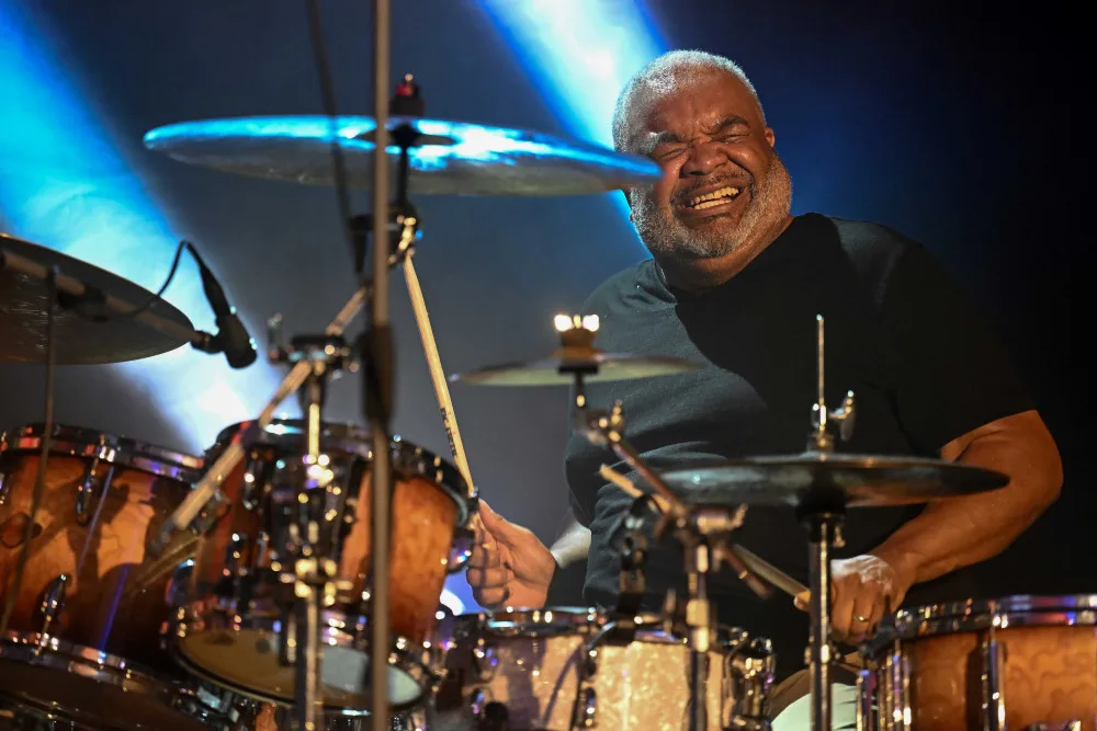 Pooge Bell archiv