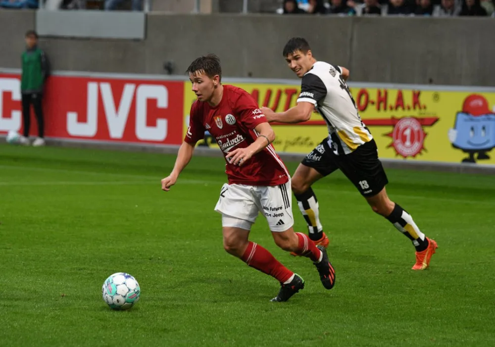Dynamo na novém stadionu v Hradci vysoko prohrálo