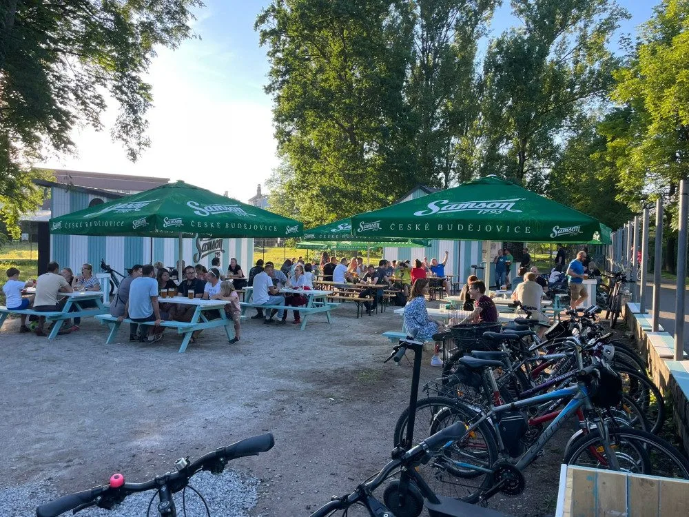 Pivovarská zahrada se nachází u Malého jezu na řece Malši.