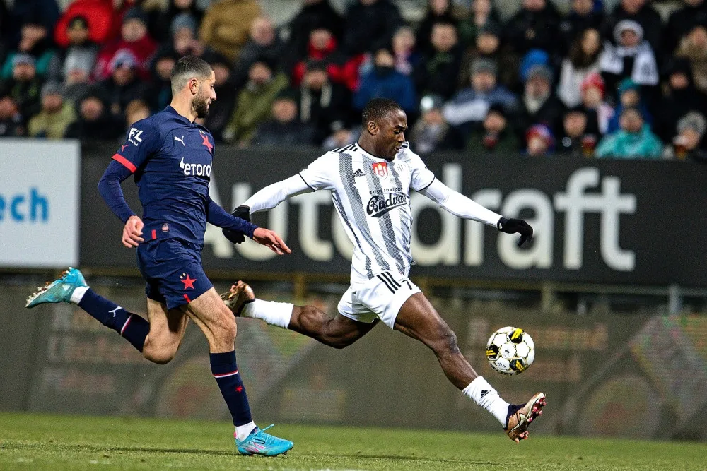 Slavia se zajímá o útočníka Adedirana. Dynamo shání posily v zahraničí