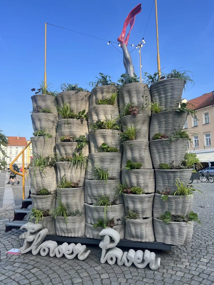 Z lodního kontejneru je mobilní galerie. Zdobí budějcké náměstí