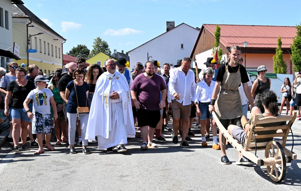 Téměř 250 lidí v dřevákách se procházelo Volary. Nejstaršímu účastníkovi bylo 80 let
