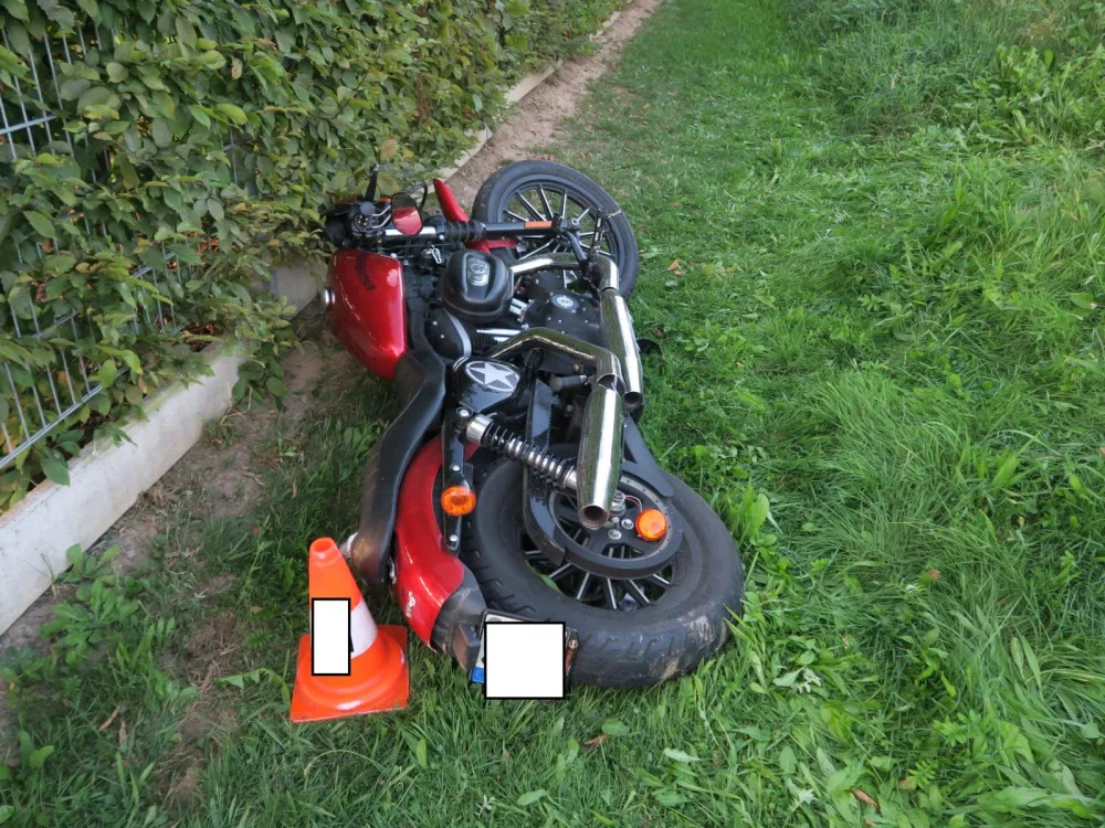 Motorkář se vyboural při předjíždění v zatáčce, poté nadýchal přes dvě promile