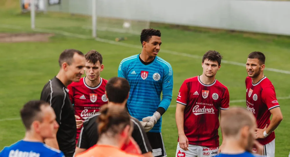 Ani Colin Andrew (v modrém) nechápal, proč rozhodčí odpískal penaltu proti rezervě Dynama.