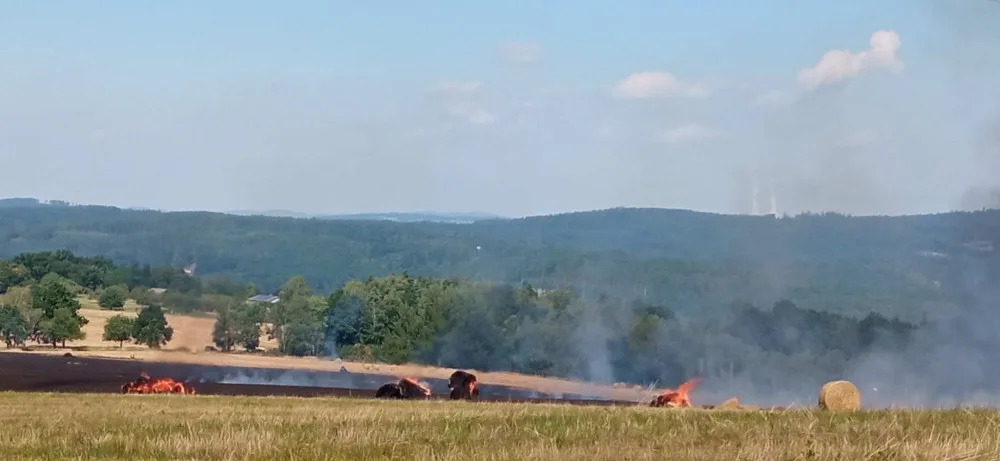 U Hosína hoří desetihektarové pole. Hasiči mají požár pod kontrolou