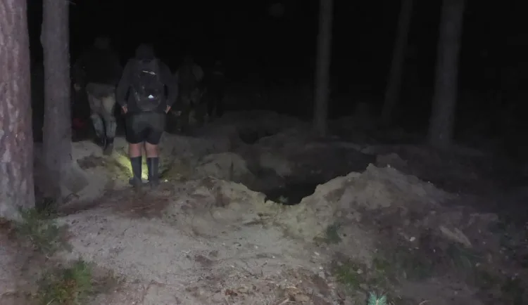 Snímek z jednoho z případů, kdy policisté dopadli kopáče vltavínů.