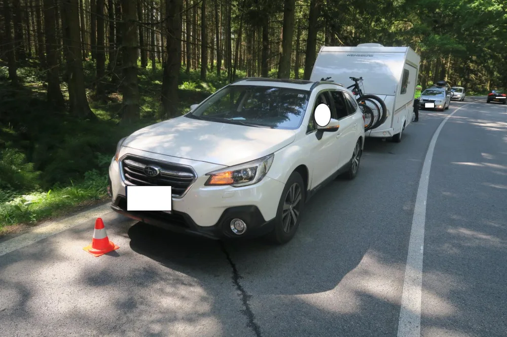 Řidič obytným přívěsem srazil při předjíždění cyklistu