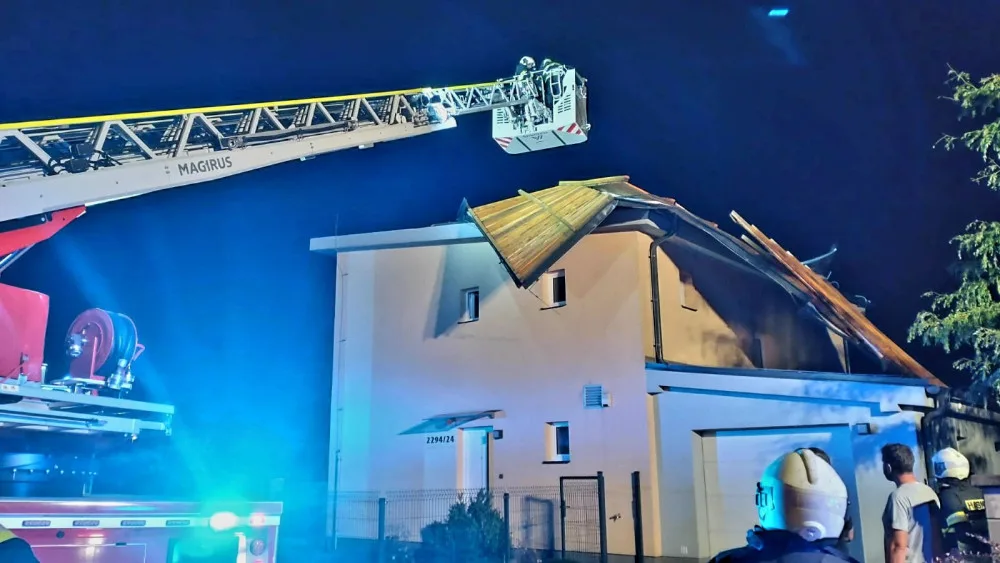 Českobudějovická Stradonická ulice, kde vítr vzal čast střechy. Foto: HZS JK