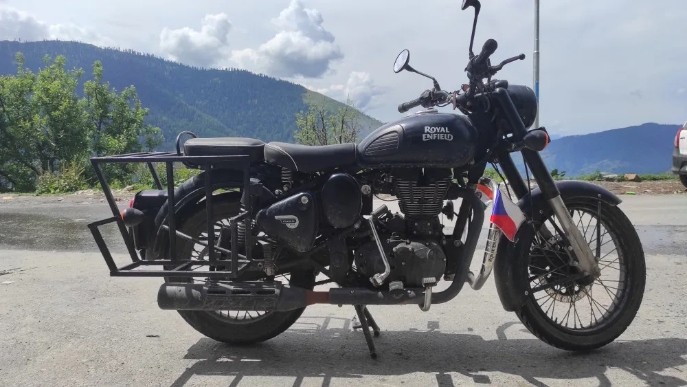Koupil v Indii motorku a dojel na ní až do Čech, byla to strastiplná cesta s úředními nástrahami i pekelným počasím