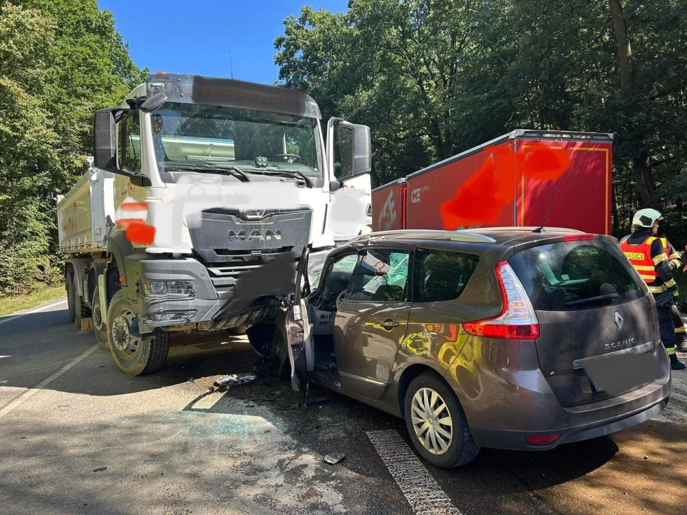 Silnici u Lišova uzavřela nehoda osobního a nákladního auta