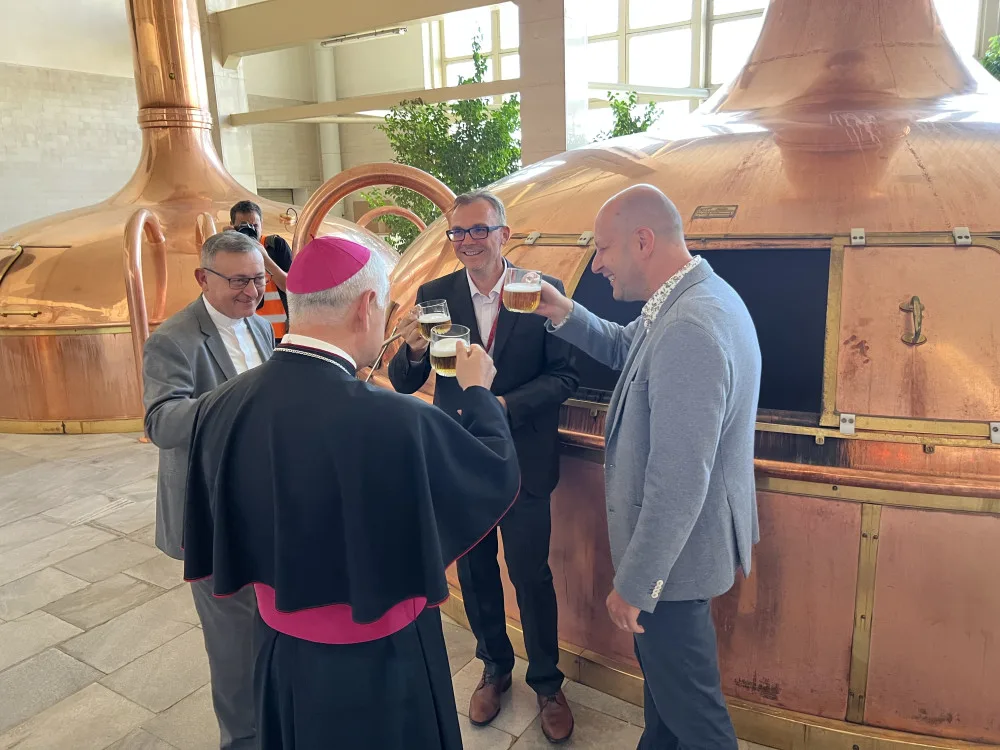 V Budvaru požehnali speciální várce piva. Peníze z prodeje půjdou na charitu