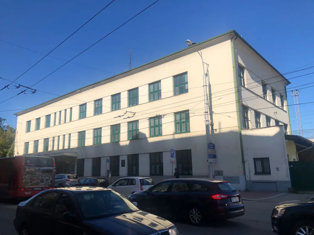 Město chce koupit budovu pošty na nádraží. Bude se muset přihlásit do aukce