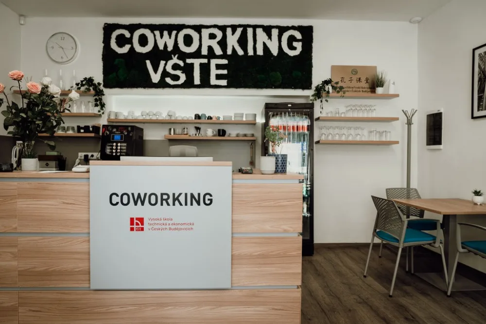 Coworking dorazil do Českých Budějovic. VŠTE v něm nabízí sdílené pracovní prostory i vzdělávací aktivity