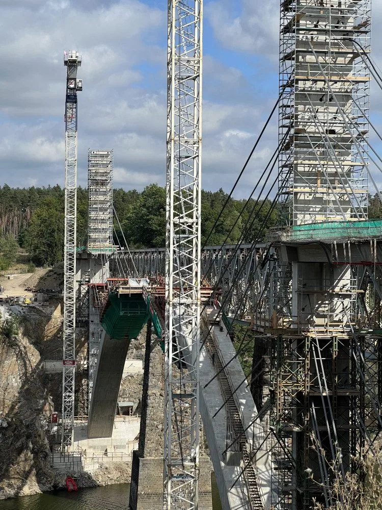 Obloukový most nad Orlíkem bude rozpětím největší v Česku. Hotový bude příští podzim
