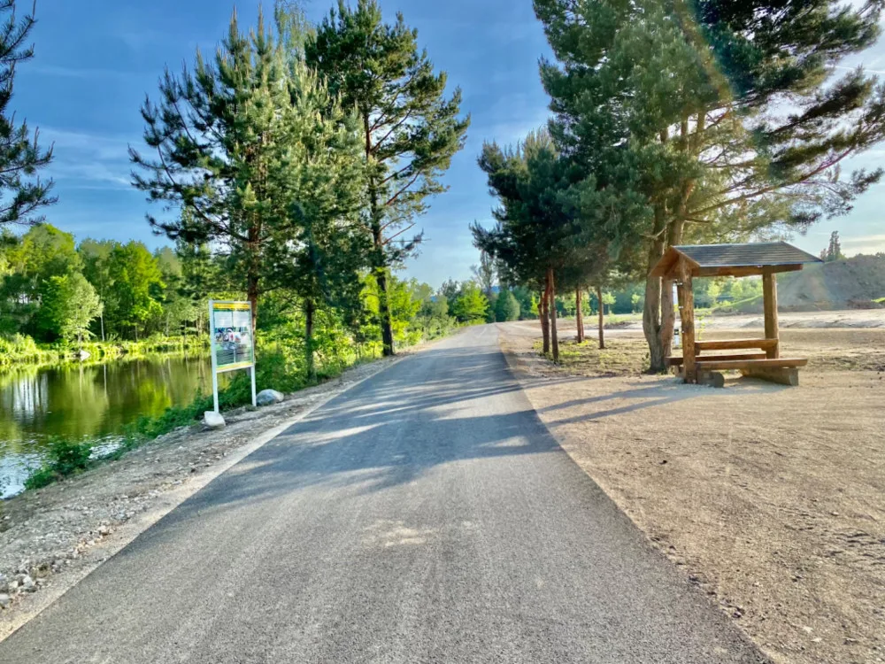 Cyklostezka spojuje Planou a Boršov nad Vltavou.