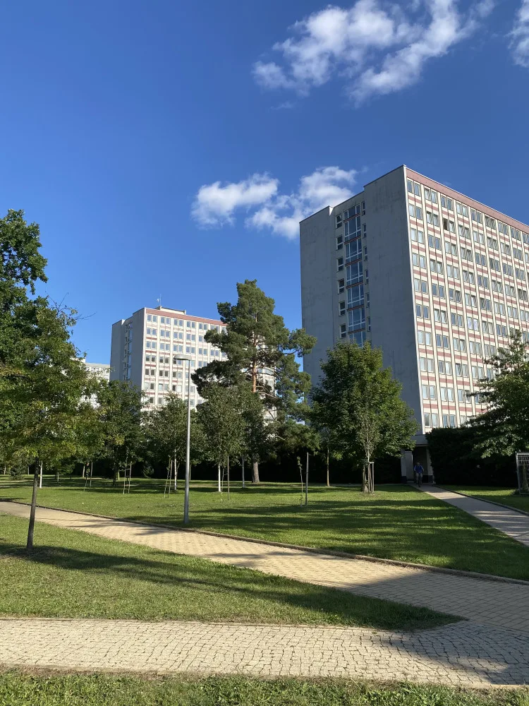 Koleje v areálu univerzity.