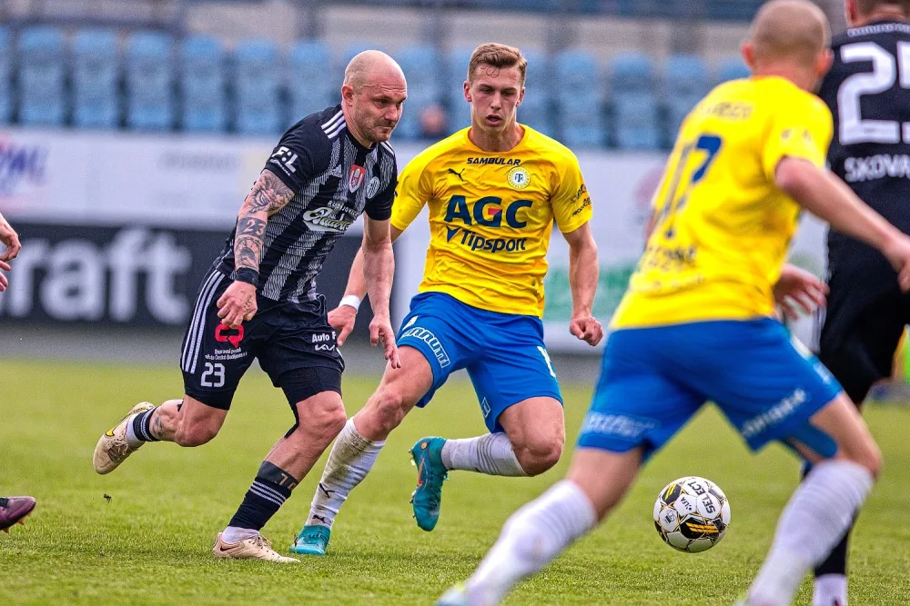 Jakub Hora (v černém) se tento týden zapojí do tréninkového procesu.