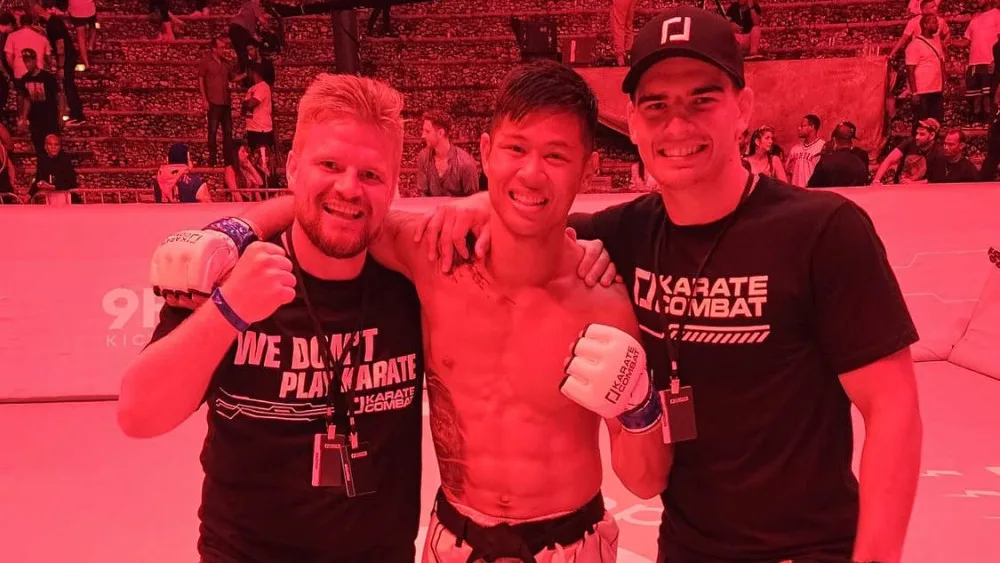 Tim Ha (uprostřed) zvítězil v lize Karate Combat před hvězami UFC.