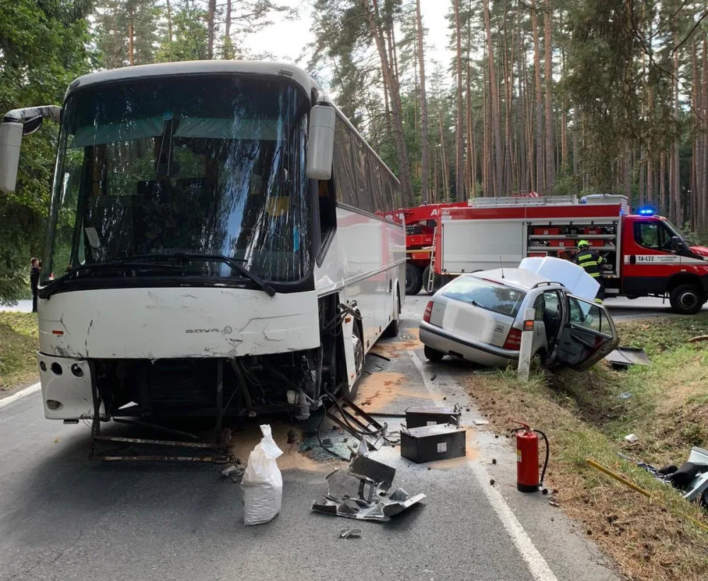 U Tábora se srazil autobus s autem. Jeden člověk zemřel