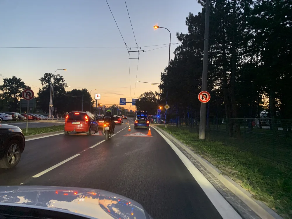 Auto srazilo dva chodce v Českých Budějovicích
