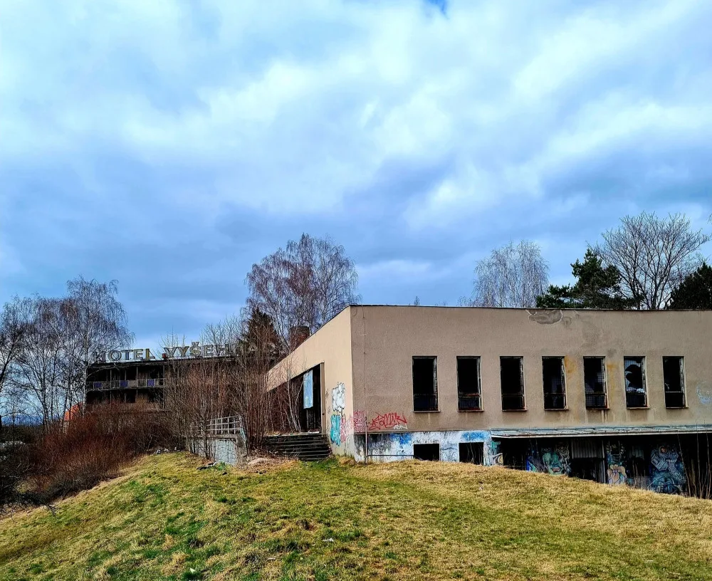 Léta chátrající krumlovský hotel Vyšehrad má nového vlastníka