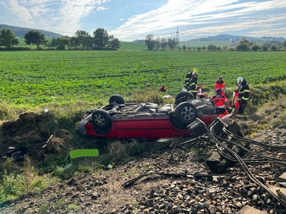 Při střetu s vlakem zemřel na Strakonicku řidič osobního auta