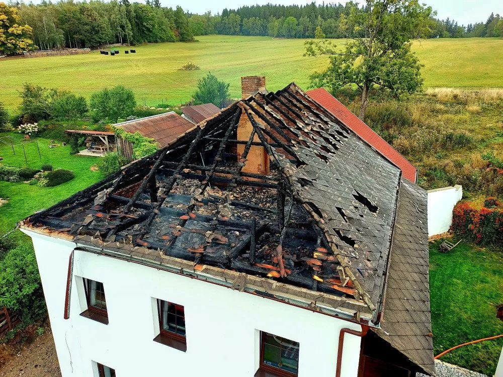 Hasiče zaměstnal požár rodinného domu na Prachaticku. Škoda je kolem dvou milionů korun
