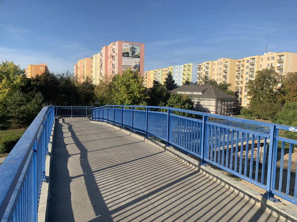 Opravu lávky na sídlišti Vltava město odkládá. Je v horším stavu