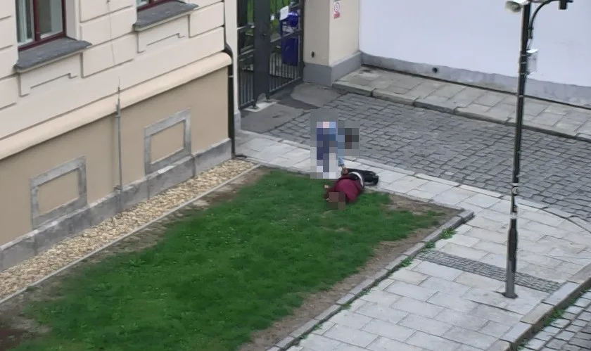 Žena okradla spícího muže. Sledovala ji při tom městská kamera