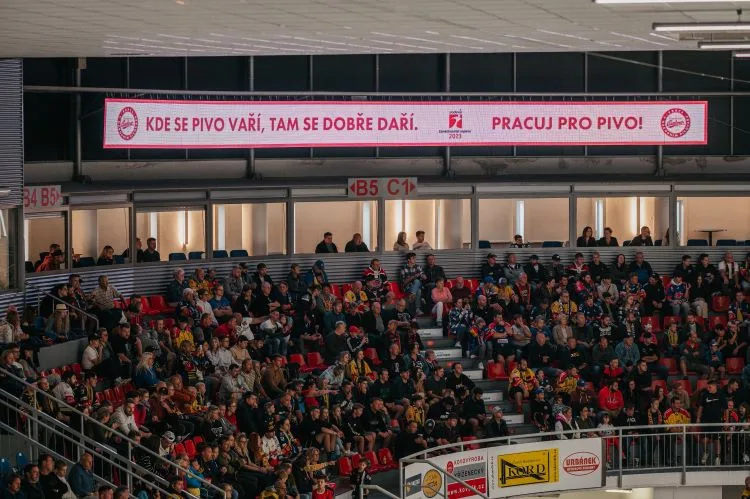 Comeback Budvaru do výčepů uvnitř zimního stadionu potěšil kromě vedení Motoru a národního pivovaru i většinu fanoušků.