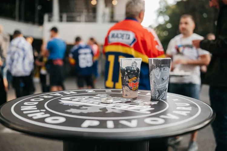 Comeback Budvaru do výčepů uvnitř zimního stadionu potěšil kromě vedení Motoru a národního pivovaru i většinu fanoušků.